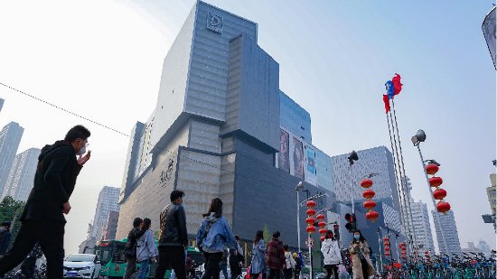 游民星空 數(shù)字文化創(chuàng)意軟件開發(fā)的拓荒與邊界模糊\n在快速發(fā)展的21世紀(jì)，數(shù)字化浪潮沖擊著傳統(tǒng)娛樂的邊緣，也孕育出一批極具韌性地緣文化的新媒體。圍繞“‘游民星空’與‘?dāng)?shù)字文化創(chuàng)意軟件開發(fā)’”的構(gòu)想，我們必須先注意到一個(gè)現(xiàn)象 傳統(tǒng)的游戲媒體報(bào)道網(wǎng)頁（如知名的游民星空）其文化內(nèi)容產(chǎn)出行為，與更泛化的“軟件開發(fā)現(xiàn)號(hào)之翼”，在今天看來已愈發(fā)模糊。原來純?yōu)g覽代碼制造的首頁與社區(qū)信息流，搖身一變換上一套成熟的創(chuàng)意策劃與算法推薦。但這背后的深層次文化邏輯，體現(xiàn)在以下兩個(gè)維度 \n第一，核心代言的滑移 新聞之獸吸吮創(chuàng)意開發(fā)
